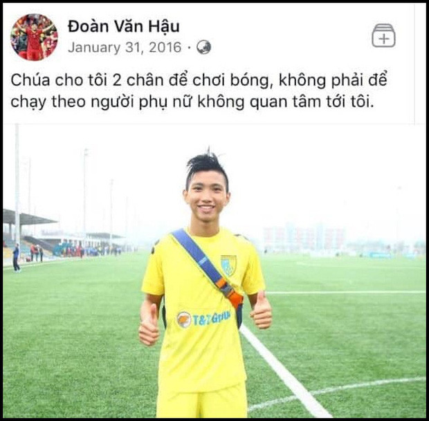 Chàng trai năm 17 tuổi Văn Hậu không biết bị cô gái nào phụ tình mà lại đăng tải dòng trạng thái khiến người hâm mộ "cười té ghế" như thế này. Bên cạnh đó, kiểu tóc của anh chàng cũng được nhiều người nhận xét là giống với Huấn Hoa Hồng, 1 giang hồ thời 4.0 giống Khá bảnh.