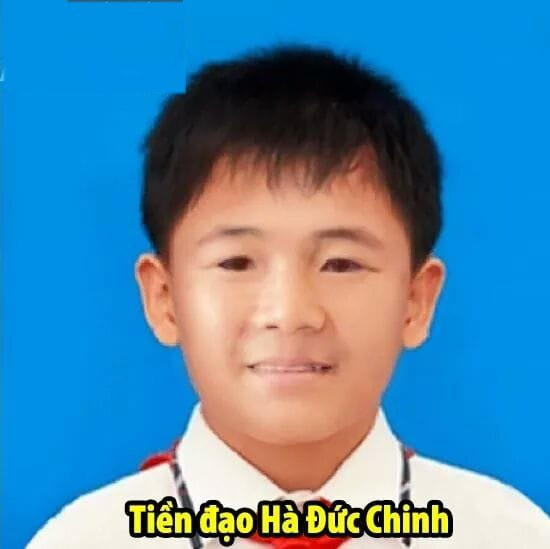 Được mệnh danh là "cây hài" vì thường xuyên có những hành động và phát ngôn hài hước, không chỉ có vậy, khuôn mặt Đức Chinh cũng có yếu tố gây cười từ "trứng nước".