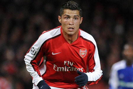 Năm 2002, Arsenal đứng trước cơ hội lớn để sở hữu Cris Ronaldo khi cầu thủ này đang còn thi đấu trong màu áo của Sporting Lisbon. Thậm chí tháng 11/2002, CR7 đã được HLV Wenger của Arsenal mới sang thăm quan sân tập Colney của CLB này và trò chuyện cùng BHL.