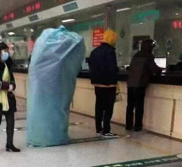 "Người trong bao" là có thật. Giữa thời dịch này thì chẳng cần đẹp đẽ gì.