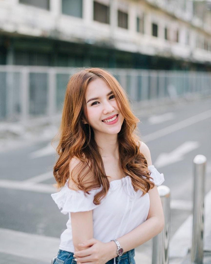 Butsakorn Eakkaphan (còn gọi là Pia) hơn bạn trai là tiền đạo Supachai Jaided những 3 tuổi. Thế nhưng cô nàng lại sở hữu một nhan sắc cực trẻ trung, nổi bật.