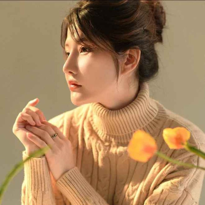 Cô nàng sở hữu vẻ đẹp mỏng manh, xinh xắn.