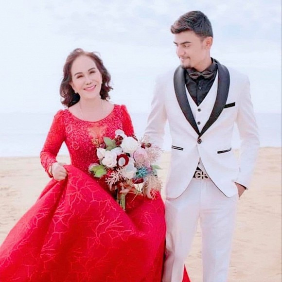 Sau cuộc gặp gỡ với người em cùng chung cảnh ngộ là Thu Sao, cô Hoa chăm chút ngoại hình của mình hơn trước. Trong chuyến du lịch cùng cặp đôi Thu Sao - Hoa Cương, vợ chồng cô Hoa cũng tranh thủ chụp ảnh cưới làm kỷ niệm. Dù trước đó đã "nhá hàng" vài bức nhưng mới đây "cô dâu 65" mới đăng ảnh "nét căng" lên mạng xã hội.