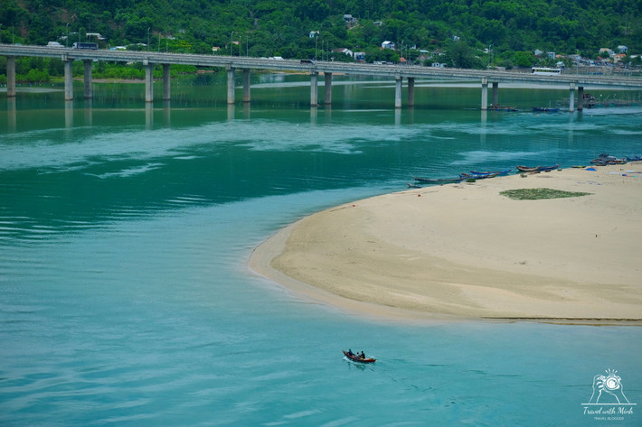 Du khách có thể lựa chọn di chuyển bằng máy bay đến Đà Nẵng, sau đó đi xe bus hoặc oto qua đèo Hải Vân để đến với vịnh Lăng Cô xinh đẹp. Ảnh: Hoàng Minh