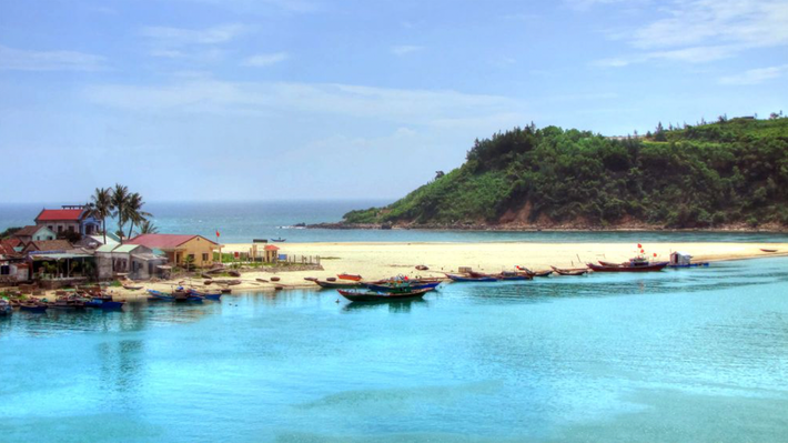 Vịnh Lăng Cô có 2 mùa phân hóa khá rõ rệt là mùa nóng và mùa lạnh. Thời điểm lý tưởng nhất để đi du lịch là từ tháng 4 – tháng 7 hàng năm.