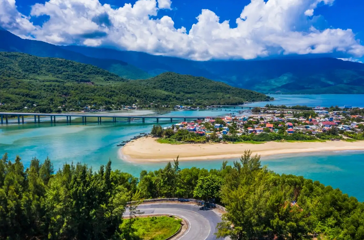 Năm 2009, vịnh Lăng Cô được đánh giá là một trong những vịnh biển đẹp nhất trên thế giới do Worldbays bình chọn.