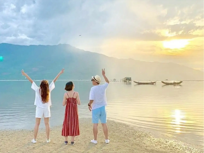 Đầm Lập An cũng là một trong những địa điểm được các bạn trẻ yêu thích lựa chọn để check in. Ảnh: @ng.hongthom