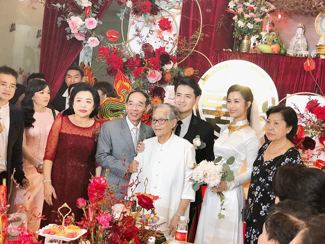Cả nhà nam ca sĩ Vpop đều được đánh giá là một trong những gia đình đại gia có lối sống nề nếp đáng ngưỡng mộ. (Ảnh: FBNV)