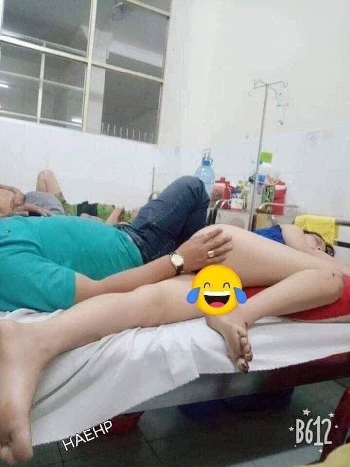Một cô gái mặc bộ đồ màu xanh với chiếc quần siêu ngắn, dường như khoe trọn phần mông nằm thoải mái trên giường. Không chỉ thế, một người đàn ông còn dùng tay sờ vào vùng nhạy cảm cô gái này ngay trong phòng bệnh, trước sự chứng kiến của nhiều người.