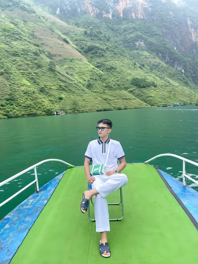 Nhiều người dành nhiều sự chú ý cho cậu cả gia đình giàu có này. Người con trai lớn của anh Thoan là Nguyễn Vĩnh Ngôn (21 tuổi). Vĩnh Ngôn sở hữu vẻ ngoài điển trai, sáng sủa.