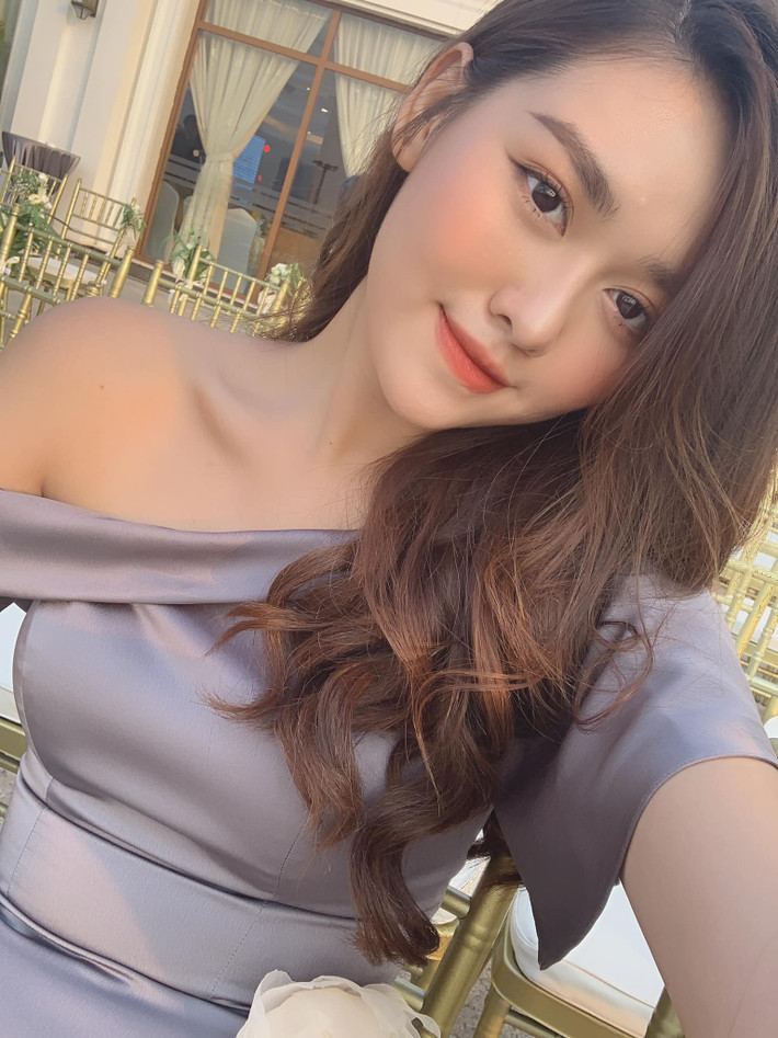 Lên đường sang Nhật Bản tham dự Hoa hậu Quốc tế 2019, Tường San rất chăm chỉ cập nhật tình hình của cô tại đây cho khán giả trong nước. Suốt những ngày tham gia cuộc thi, Á hậu 19 tuổi phải tự trang điểm, làm tóc và chuẩn bị trang phục.