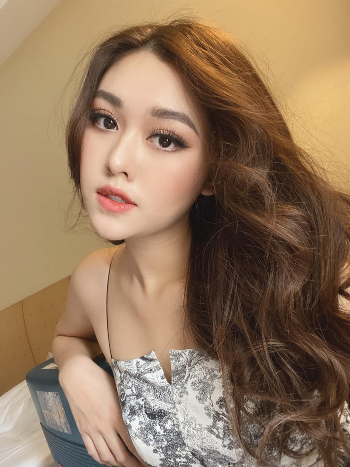 Tối mùng 3/8, tại đêm chung kết cuộc thi Hoa hậu Thế giới Việt Nam 2019 đã diễn ra tại Đà Nẵng, Tường San dành được vị trí Á hậu 2 vô cùng thuyết phục. Hơn thế, nhiều khán giả đánh giá cô không hề thua kém Hoa hậu Lương Thuỳ Linh về nhan sắc.