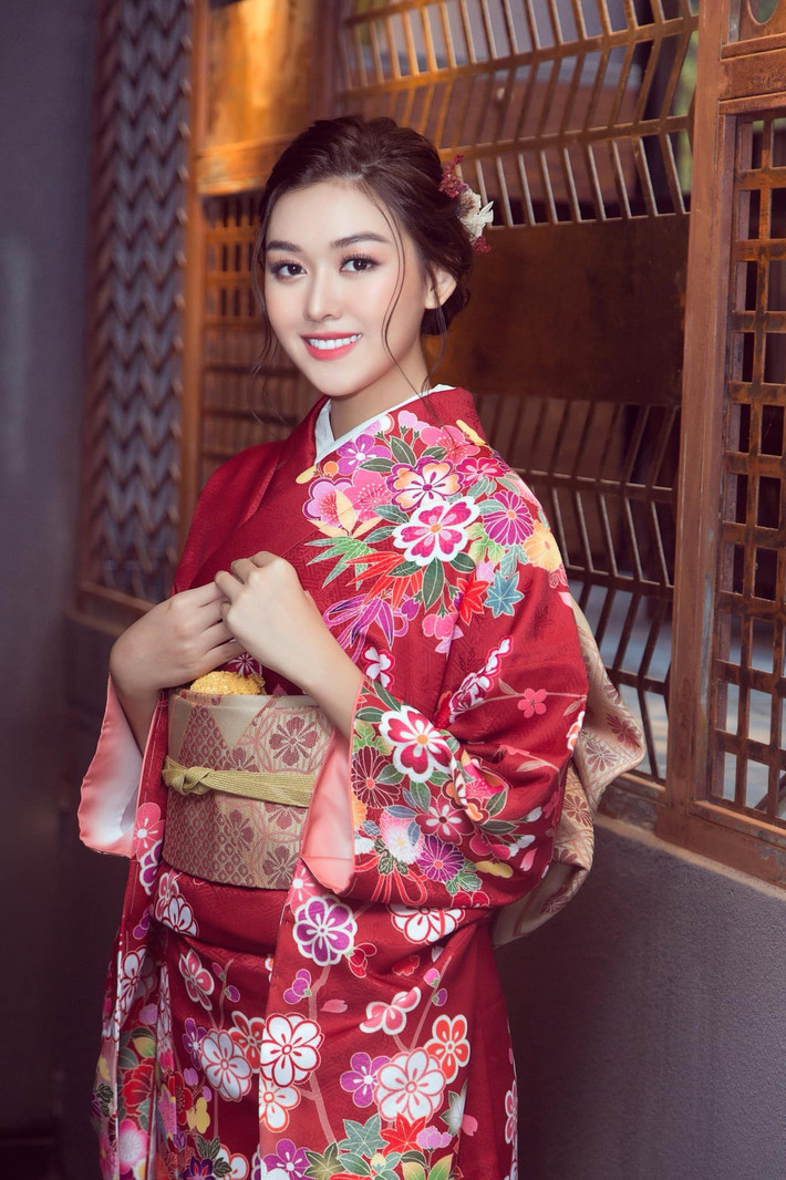 Ngoại hình đẹp, thần thái tốt, ngay từ cấp 3, Tường San đã nhận được rất nhiều lời mời chụp lookbook cho các nhãn hàng thời trang. Tuy nhiên hot girl 10X cho biết cô vẫn ưu tiên việc học hơn, chỉ nhận lịch chụp vào dịp hè, cuối tuần hay những lúc rảnh rỗi.