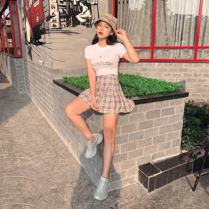 Hot girl 2K1 này sớm nổi tiếng khắp Sài thành vì sở hữu những nét đẹp tựa gái Hàn, với đôi mắt to tròn, làn da trắng và nụ cười khả ái.