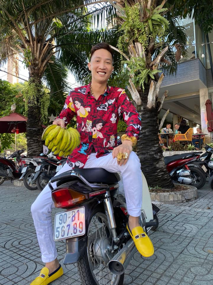 Huấn Hoa Hồng tên thật là Bùi Xuân Huấn (sinh năm 1985 tại Yên Bái) là một giang hồ mạng nổi tiếng. Trang cá nhân của anh có hơn 600.000 lượt theo dõi.