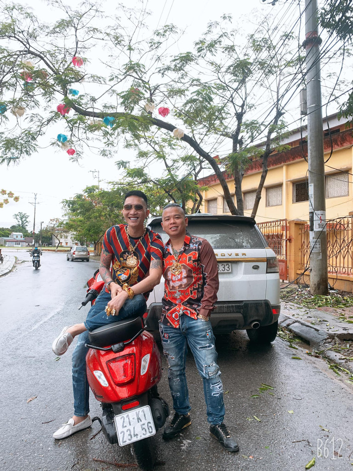 Thế nhưng, điều khiến dân mạng lên tiếng chỉ trích là Huấn Hoa Hồng vốn chỉ chỉ là một giang hồ thường xuyên lên mạng xã hội livestream nói chuyện vui, khoe vàng khoe tiền kiếm ra từ những hoạt động tín dụng đen,... vậy mà giờ đây lại chuyển hướng viết sách.