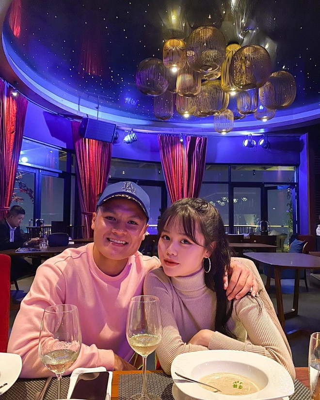 Thời gian gần đây, việc Quang Hải công khai bạn gái mới là Huỳnh Anh thu hút sự quan tâm đặc biệt của cộng đồng mạng và xuất hiện nhiều tranh cãi trái chiều.