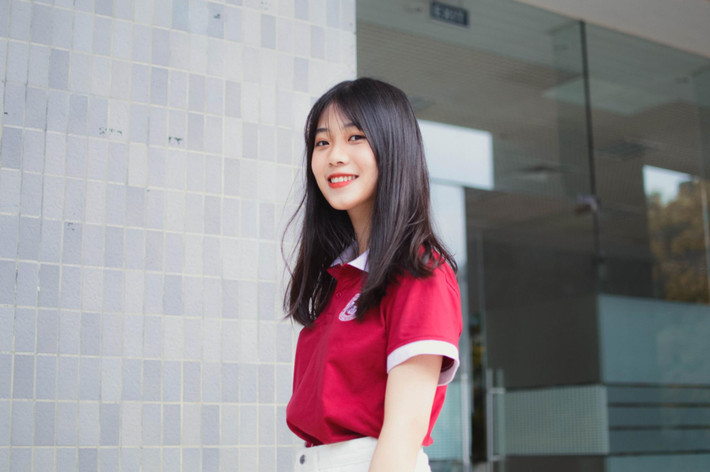 Có vẻ ngoài xinh đẹp nhưng Linh An cho biết, cô không khoái làm mẫu mà chỉ thích làm nháy. "Mình đam mê chụp ảnh từ hồi còn nhỏ xíu nhưng chỉ được mượn điện thoại của bố mẹ để chụp. Sau dần đến năm lớp 9, bố hứa là sẽ mua cho mình máy ảnh nếu thi đỗ trường chuyên. Mình đã cố gắng học hành thật chăm chỉ để đạt được mục tiêu và sở hữu một chiếc máy ảnh riêng" - cô bạn hot girl chia sẻ.