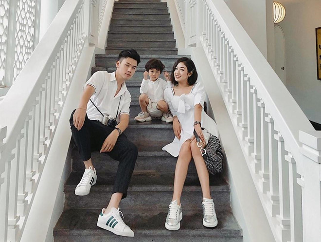 Trang Lou cùng chồng và con trai thường diện trang phục “ton-sur-ton” trong những khoảnh khắc hạnh phúc được đưa lên mạng xã hội khiến nhiều người ngưỡng mộ vợ chồng hot mom này bội phần.
