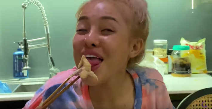 Trong nhiều clip, cả Ngân 98 và Lương Bằng Quang đều có những hành động, lời nói vô cùng phản cảm phải nhận "mưa gạch đá" từ phía dân mạng. Thế nhưng có hề gì khi cặp đôi nổi lên chính từ những chiêu trò này?