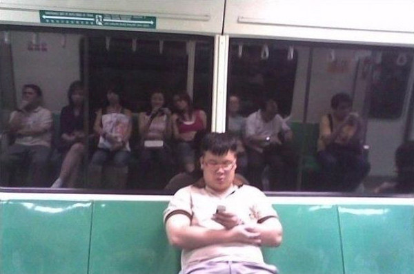 Một thanh niên rất cô đơn khi đi tàu điện.