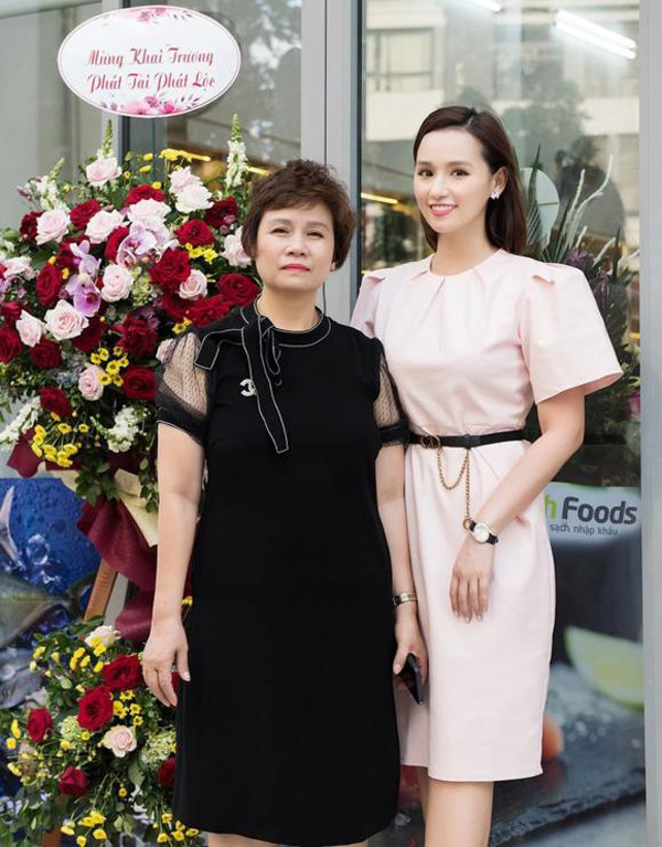 Ở tuổi U60, bà không chỉ sở hữu nhan sắc trẻ đẹp mà còn là chủ nhà máy sản xuất đồ jeans và quán xuyên một hệ thống cửa hàng kinh doanh.
