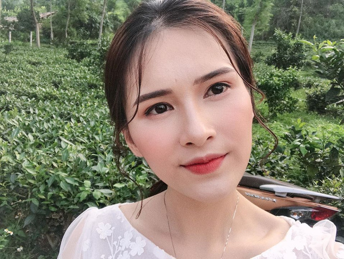 Cô nhiều lần bày tỏ quan điểm ủng hộ chồng sống hết mình với bóng đá trên trang cá nhân dù bản thân không mấy "sủng ái" môn thể thao này.