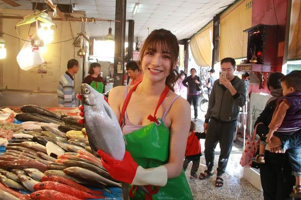 Với nụ cười ngọt ngào, đôi mắt to và làn da trắng sáng, người mẫu ảnh Lưu Bồng Bồng nhanh chóng trở thành hiện tượng mạng xã hội. Ảnh: xahoi.com.vn