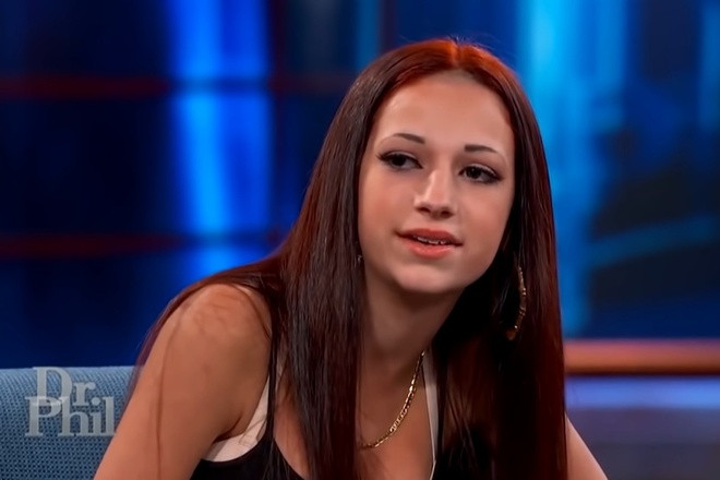 Xuất hiện trong talkshow Dr Phil vào tháng 9/2016, Danielle Bregoli (khi đó 13 tuổi) bị mẹ đẻ “tố” là đứa con bất trị, ăn trộm ôtô. Khó chịu với những lời “bóc mẽ” từ mẹ cùng tràng cười nhạo của khán giả, cô gái 10X lên giọng thách thức: “Cash me ousside, how bow dah?” (Catch me outside, how about that? - tạm dịch: Có giỏi thì ra ngoài “chiến” với tôi đây này?). Câu nói “lơ lớ” của Bregoli khiến MC và khán giả “gãi đầu gãi tai” vì khó hiểu. Ảnh cắt từ clip.