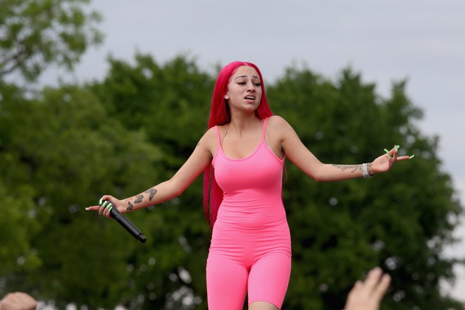 Mặc dù đời tư bê bối, sự nổi loạn của Danielle Bregoli không thể ngăn cản sự nghiệp âm nhạc của cô lên như diều gặp gió. Với nghệ danh Bhad Bhabie, 10X phát hành đĩa đơn đầu tay These Heaux vào năm 2017. Sản phẩm này không chỉ chiếm vị trí 77 trong bảng xếp hạng Billboard Hot 100, mà còn giúp cô trở thành nữ ca sĩ trẻ nhất có đĩa đơn đầu tay lọt vào bảng xếp hạng đình đám. Ảnh: Getty.