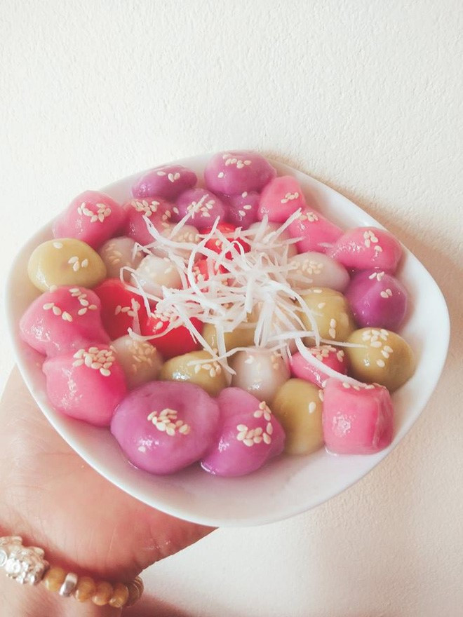 Đến hẹn lại lên, mỗi năm đến dịp tết Hàn Thực, chị em lại đua nhau khoe thành quả hì hụi nhào nặn, luộc bánh trôi, bánh chay. Đây là loại bánh truyền thống quen thuộc nhưng cách làm lại vô cùng khó, đòi hỏi sự tỉ mỉ nhất định. Bánh luộc được vớt ra sớm một phút thì lại sống, chậm một chút thành nát cực phức tạp.