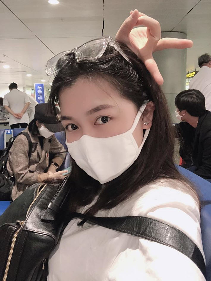 "Cô gái vàng trong làng cách ly" Thùy Dung được biết đến khi tự giác khai báo và vào khu cách ly Covid-19 sau khi trở về từ Hàn Quốc. Trên trang cá nhân của mình, mới đây cô nàng đã đăng tải những bức ảnh chế phòng dịch khiến dân mạng thích thú theo dõi.