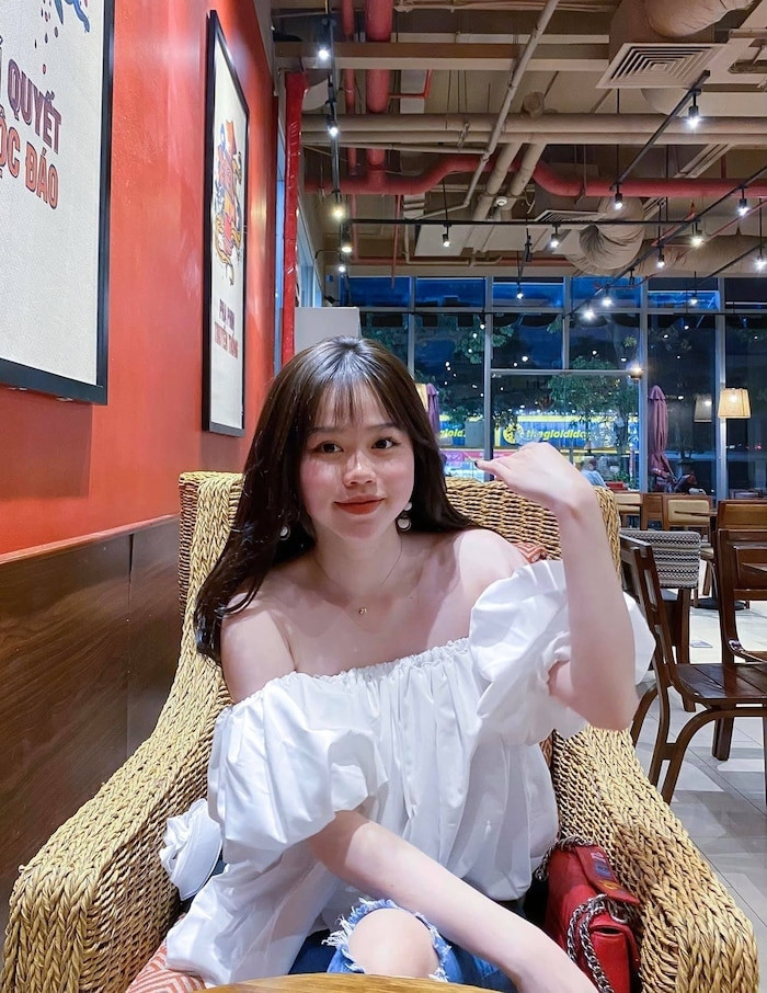 Huỳnh Anh được nhận xét là khá xinh xắn, dễ thương, gia đình kinh doanh khách sạn khá giả.