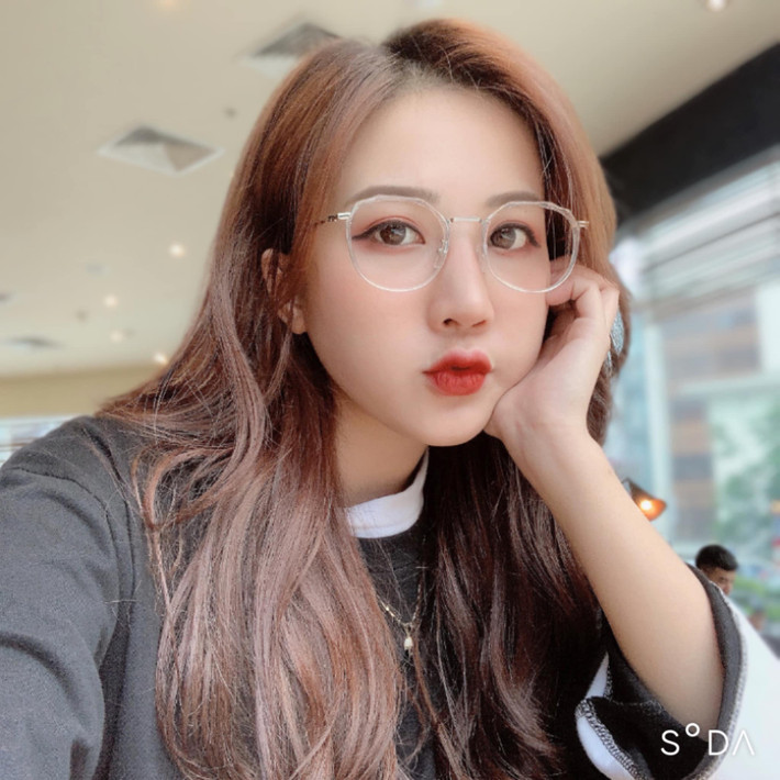 Trần Linh Hương (SN 1997) được biết đến khi xuất hiện trên khán đài trận bán kết lượt về giữa tuyển Việt Nam và Philippines tại giải AFF Cup 2018. Hot girl 9x sở hữu nhan sắc vô cùng xinh đẹp với đôi mắt to tròn, môi trái tim.