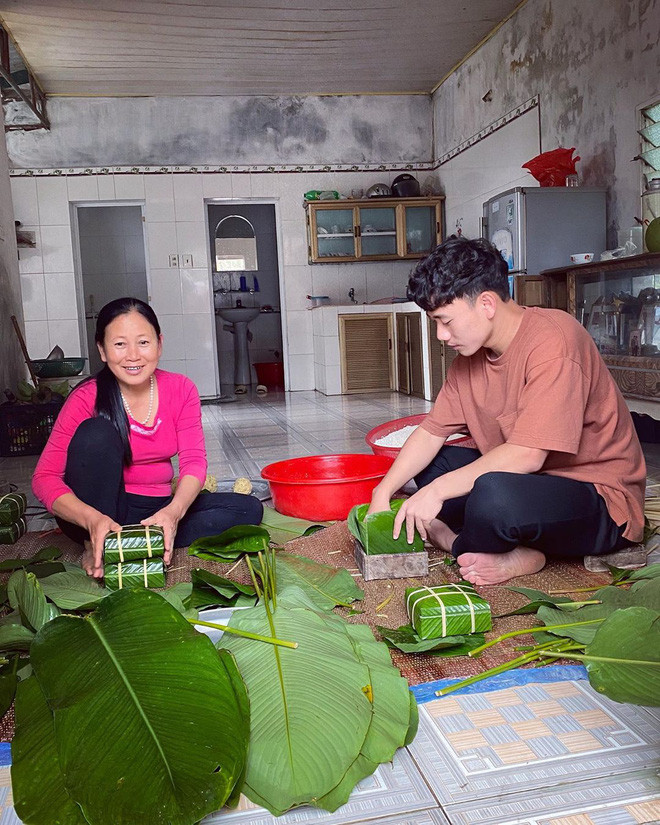 Minh Vương là một trong số cầu thủ kín tiếng trên mạng xã hội. Mới đây, thông tin anh đã chia tay bạn gái Việt kiều sau nhiều năm bên nhau khiến nhiều người không khỏi nuối tiếc. Thế nhưng bản thân nam cầu thủ lại không hề bày tỏ tâm trạng buồn bã hay bất kỳ thứ gì bất thường trên trang cá nhân.