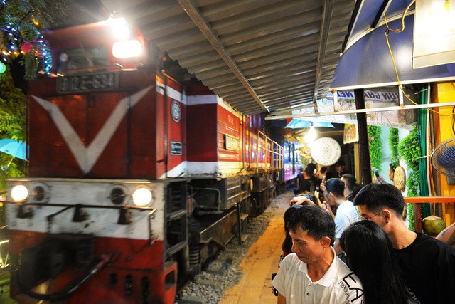 Tối đến, cafe khu đường tàu sáng trưng ánh điện từ các quán bar, cà phê thu hút rất đông các bạn trẻ và du khách nước ngoài tới chụp ảnh và vui chơi.