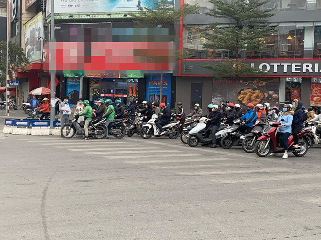 Tại Việt Nam, để phòng virus corona tấn công, người dân đổ xô đi mua khẩu trang dẫn đến tình trạng hàng hoá khan hiếm, giá cả bị đẩy lên cao. Mới đây, hình ảnh một cặp đôi cô dâu, chú rể đứng phát khẩu trang miễn phí ngoài đường phố Hà Nội được chia sẻ rầm rộ trên mạng xã hội.