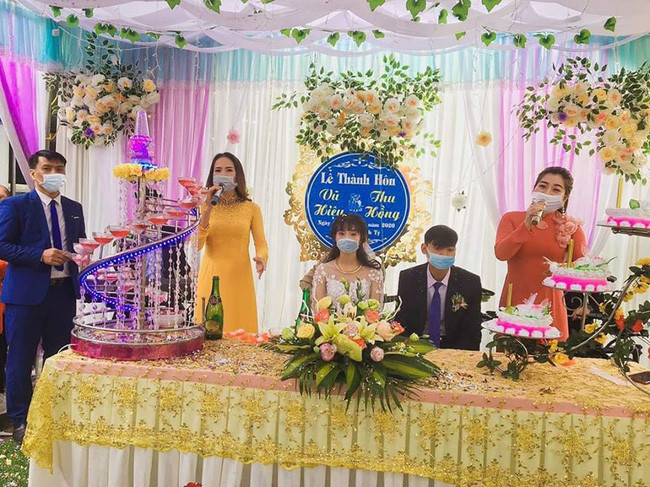 Nhiều đám cưới được tổ chức trong thời điểm dịch corona đang cực kỳ nguy hiểm khiến khách mời, hai bên gia đình, thậm chí là cả ca sĩ cũng phải sử dụng khẩu trang.