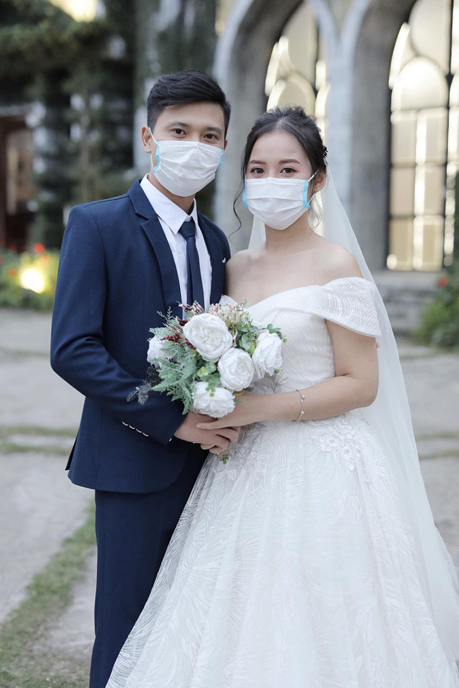 Trước đó, một cặp đôi khác cũng chia sẻ bộ ảnh cưới mùa đại dịch trên mạng xã hội và vấp phải rất nhiều ý kiến trái chiều.