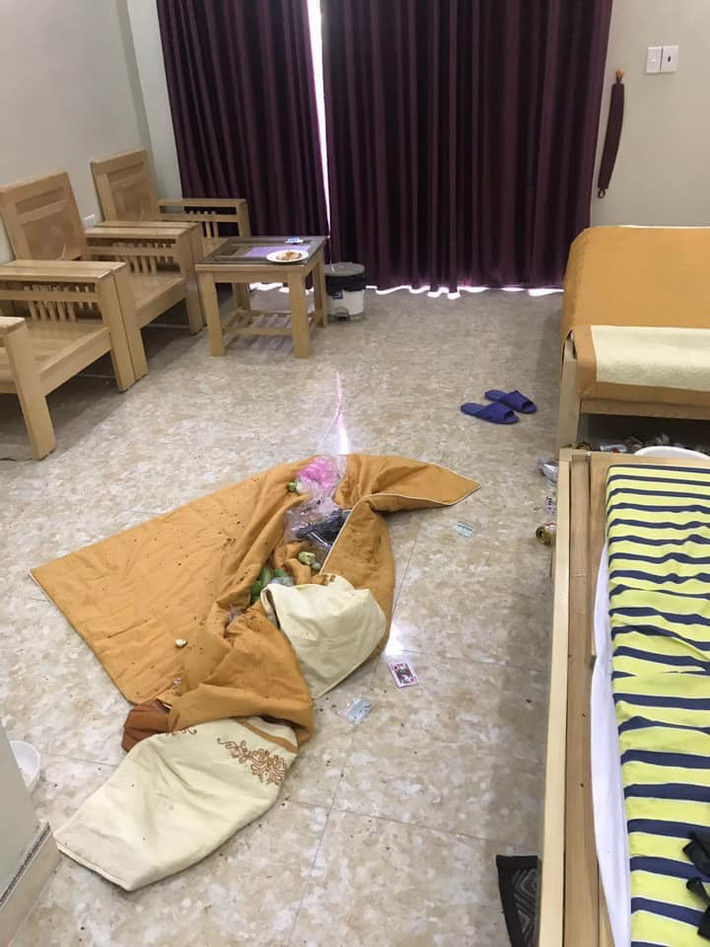 Và sự thật là chiếc chăn đó chứa đầy đồ ăn thừa, được nhóm thanh niên vô ý thức vứt vào đấy và để ngoài ban công. Câu chuyện nhận được rất nhiều bình luận và chia sẻ từ cư dân mạng. Ai cũng tỏ ra bất bình trước hành động thiếu ý thức của nhóm thanh niên này, nhiều người còn tỏ rõ sự tức giận khi cho rằng cần phải đưa mặt nhóm này lên để CĐM cùng dạy cho cách sống ý thức hơn.