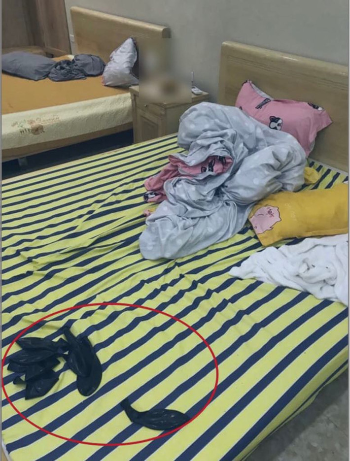 Trên giường còn xuất hiện những quả bóng màu đen được nghi là bóng cười (trò chơi tiêu khiển chứa chất kích thích). (Ảnh: chụp màn hình).