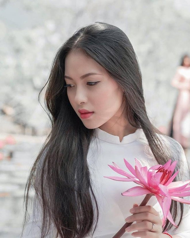 Trên trang cá nhân của mình, Mỹ Nhi chia sẻ nhiều bức ảnh trong phong cách nhẹ nhàng, mong manh.