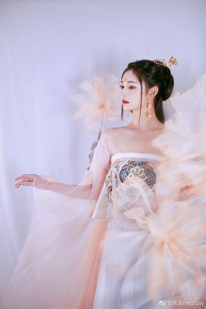 Chu Khiết Quỳnh, thành viên của nhóm Pristin được biết đến là một mỹ nhân Trung Quốc sở hữu vẻ đẹp băng thanh ngọc khiết. Với nhan sắc đậm nét Á Đông lại hoá thân thành cô tiên nữ, bộ ảnh cổ trang của cô nàng khiến ai nấy đều phải trầm trồ, xuýt xoa.