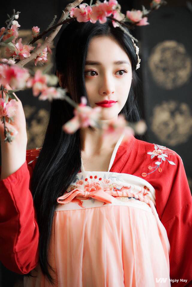 Chu Khiết Quỳnh từng có thời gian hẹn hò với thiếu gia giàu có, nổi tiếng bậc nhất Trung Quốc và Vương Tư Thông. Cặp đôi bị bắt gặp cùng nhau sang Nhật Bản du lịch.
