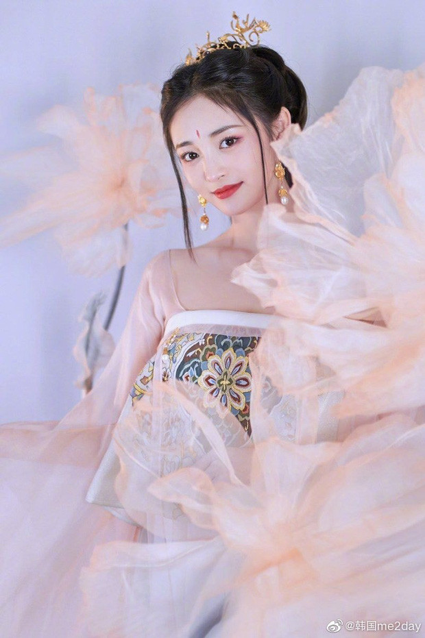Thế nhưng, thay vì được khen ngợi bởi vẻ ngoài kiều diễm thì Chu Khiết Quỳnh lại bị ném đá vì trong quá khứ thường xuyên có hành động và lời nói khó nghe, thái độ không đúng mực. "Cô ta sở hữu vẻ ngoài xinh đẹp nhưng cái nết, cái duyên thì không xứng tầm" - Một người dùng mạng Trung Quốc bình luận.