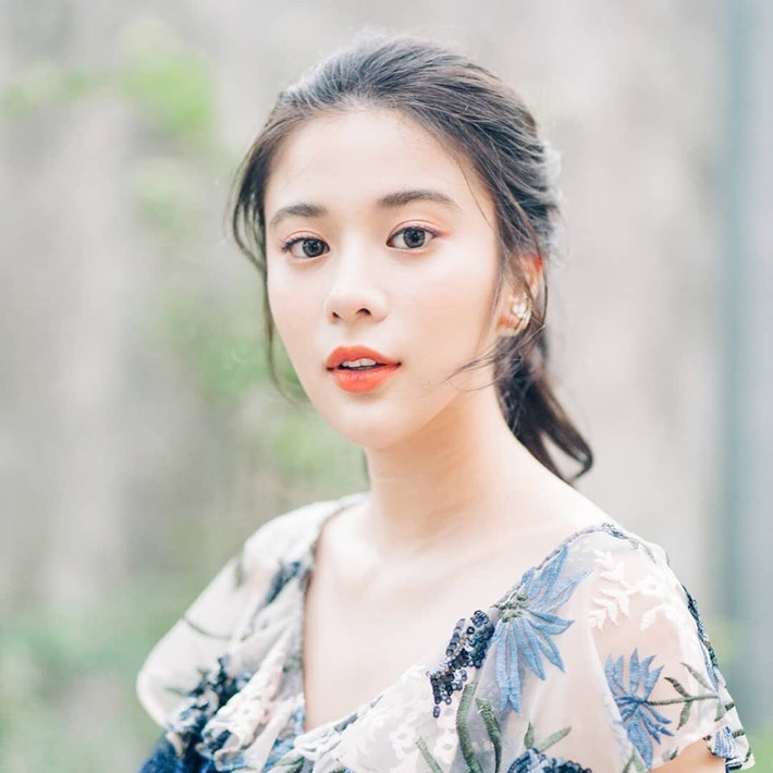 Bạn bè Kao chia sẻ, nữ diễn viên này nổi tiếng từ thời đi học, lọt top nữ sinh cuốn hút nhất trường, nhiều nam sinh chọn cô ấy là mẫu người yêu lý tưởng, viết thư tình và tặng hoa mỗi ngày.