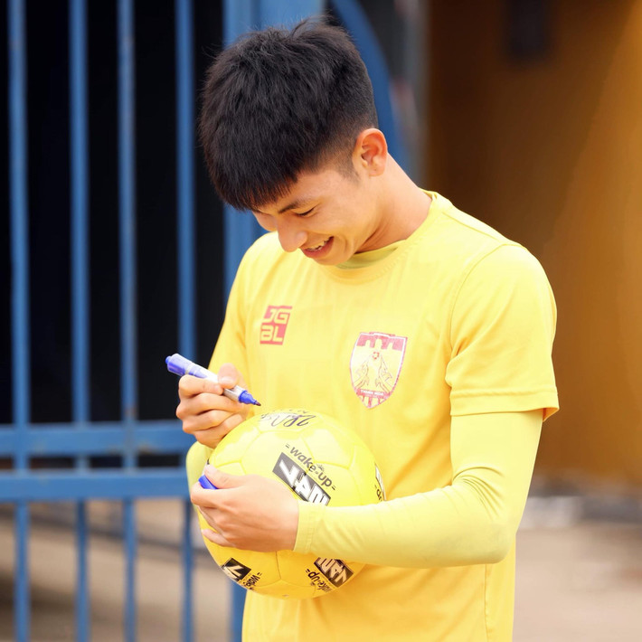 Không ngoa khi nói Trọng Hùng sở hữu nụ cười đẹp nhất tuyển U23 lần này. Trên mạng xã hội, nhiều người còn ví von rằng nụ cười của cầu thủ sinh năm 1997 mang lại ánh nắng cho cả đội.