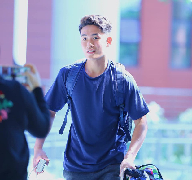 Huỳnh Tấn sinh là hot boy mới nổi của làng bóng Việt Nam đang nhận được rất nhiều sự quan tâm của các fan nữ. Cao 1m82, đôi mắt hí như Hàn Quốc khiến anh là ứng cử viên hàng đầu cho vị trí visual của U23 Việt Nam.