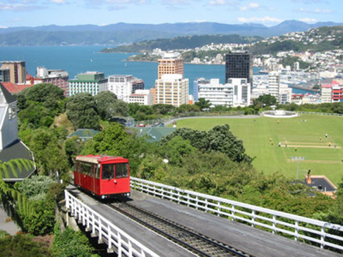 Wellington, New Zealand. Wellington có khung cảnh tự nhiên, khá là ấn tượng. Thành phố được bao quanh bởi một bến cảng xinh đẹp và những ngọn đồi xanh tươi tốt. Tuy nhiên, nhược điểm lớn nhất ở đây là các hình thức giải trí thì nghèo nàn, tẻ nhạt.