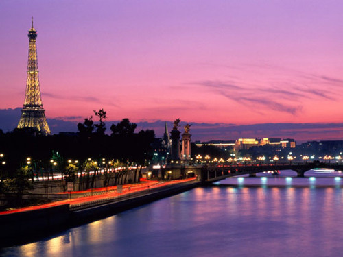 Paris (Pháp). Thành phố xinh đẹp này sở hữu nhiều điểm tham quan hấp dẫn như tháp Eiffel, bảo tàng Louvre và Nhà thờ Notre-Dame...Mỗi năm có khoảng hơn 30 triệu người ghé thăm thành phố.